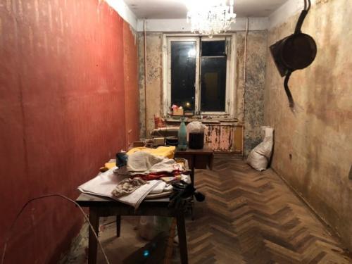 Разобрали полностью комнату, пришлось конкретно попотеть, а затем уже приступили к отделке.