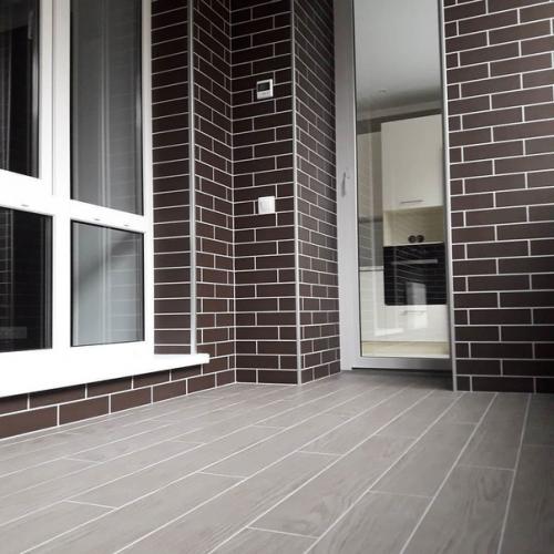 Отбабахали себе такую лоджию, без всяких излишеств, , внимание, только в строгом деловом стиле. 01