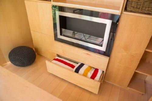 Небольшой домишка на каких то 10 квадратных метров, котрый делают на заводе и привозят куда нужно. 06