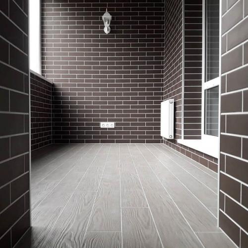 Отбабахали себе такую лоджию, без всяких излишеств, , внимание, только в строгом деловом стиле.