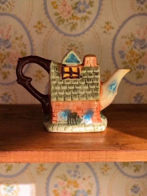 Старая мебель не ужасна, она просто несёт некий вайб того времени. 01