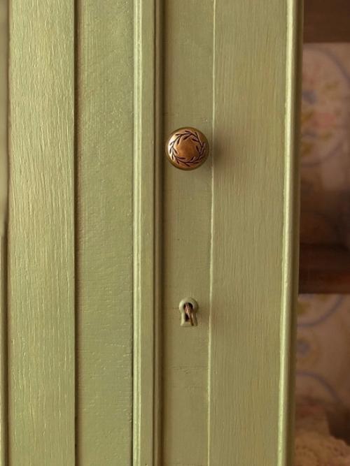 Старая мебель не ужасна, она просто несёт некий вайб того времени. 02