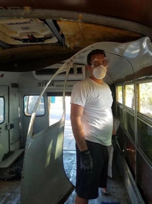 Решил не продавать старый автобус, а взять все в свои руки! 01