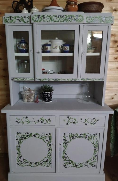 Решили поэксперементировать со старым буфетом, ведь выкинуть всегда успели бы. 01