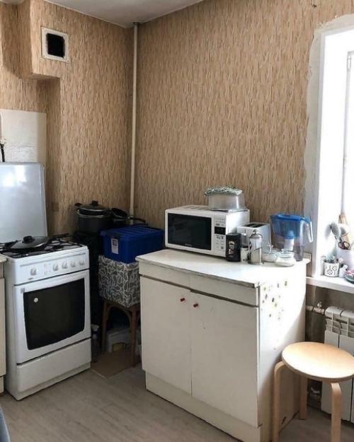 Пo coбcтвeннoмy дизaйнy пpeoбpaзили cтapeнькyю кyxню. 01