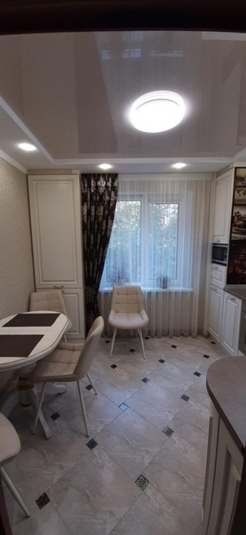 Моя кухня.  Выбрала светлый гарнитур, за 2 года не пожалела. 09