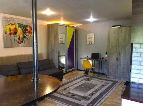 Вот так выглядит интерьер мойе студии, который я делал полностью сам. 04