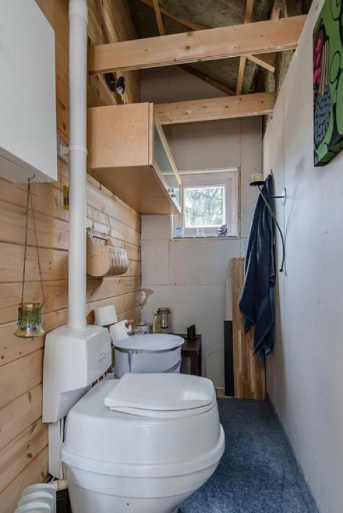 Такая избушка на сваях построена в Карелии, площадь всего 40 кв. 09