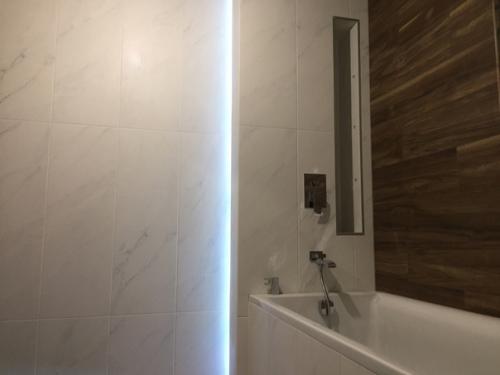 Вот и закончили мы ремонт у себя в санузле, все трубы и коммуникации закрыли. 06