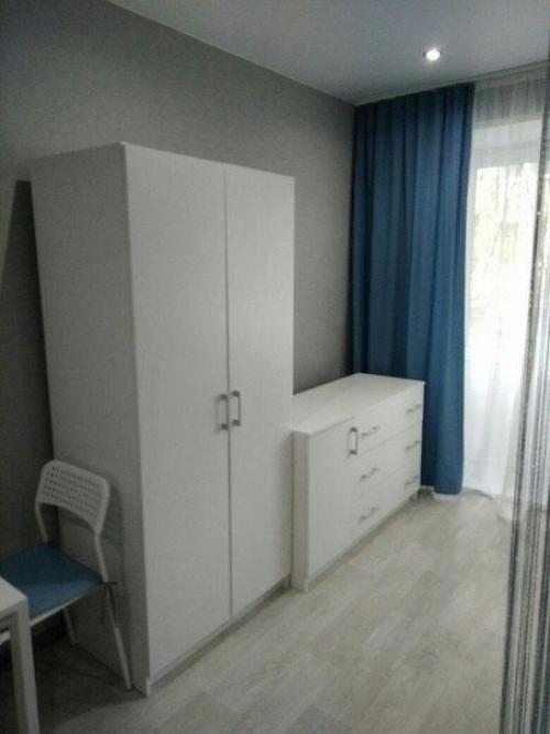 Приобрели комнату в общежитии, превратили ее в небольшую студию. 07