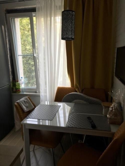 Очень маленькая кухня, но мы постарались и уместили в неё всё, что нужно было. 03