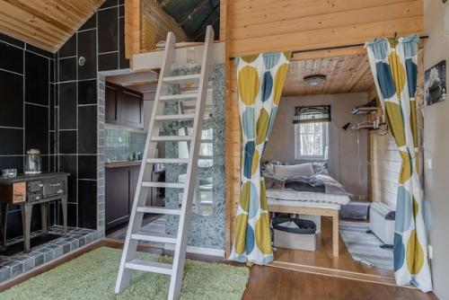 Такая избушка на сваях построена в Карелии, площадь всего 40 кв. 03