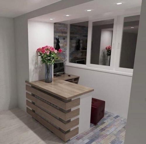 Решили сделать на балконе рабочую зону.