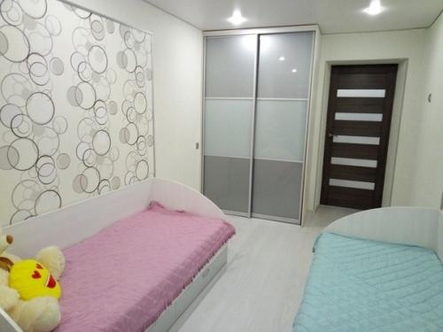 Бюджетный ремонт в детской комнате для разнополых детей сделали. 01