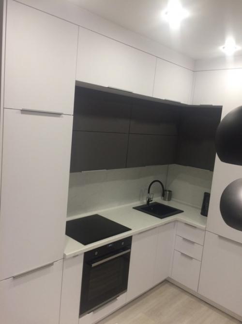 Сначала хотела яркую кухню, но в процессе передумала и решила что чёрно-белая тоже класс. 04