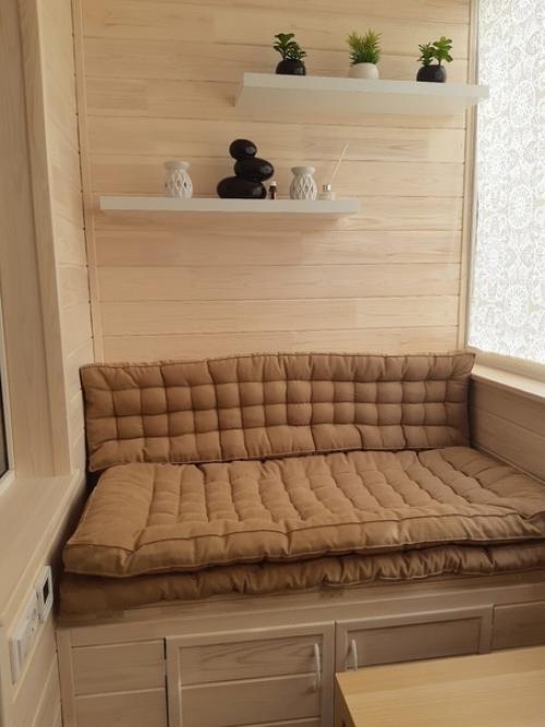 Сделали ремонт на балконе, хотелось обустроить всё красиво. 04