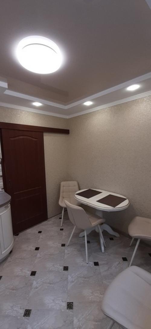 Моя кухня.  Выбрала светлый гарнитур, за 2 года не пожалела. 08