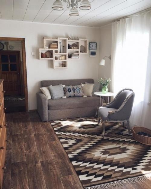 Снаружи до кажется очень старым и простым, но никто не знает, что внутри царит уютная атмосфера и красота. 03