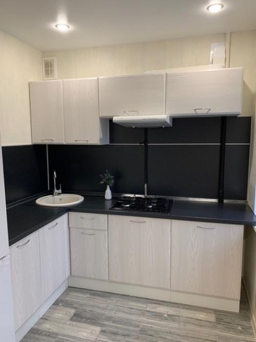 Небольшая, но очень симпатичная кухня с небольшой обеденной зоной. 01