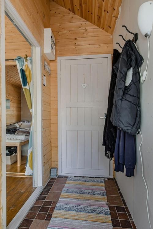 Такая избушка на сваях построена в Карелии, площадь всего 40 кв. 04