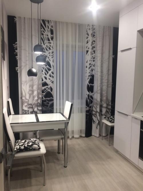 Сначала хотела яркую кухню, но в процессе передумала и решила что чёрно-белая тоже класс. 01