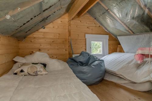 Такая избушка на сваях построена в Карелии, площадь всего 40 кв. 07