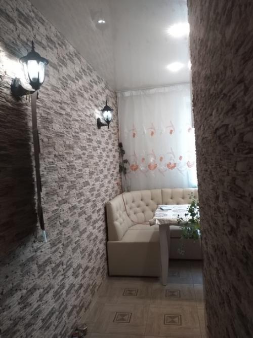 Мне совершенно не хотелось обклеивать стены обычными обоями, поэтому решили, что отделка искусственным камнем будет самое оно. 01