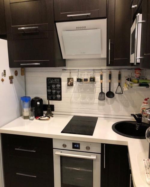 Кухня у нас хоть и маленькая, но мы всё равно постарались её оформить красиво и стильно. 02