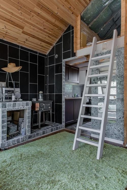 Такая избушка на сваях построена в Карелии, площадь всего 40 кв. 06