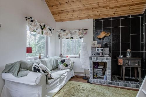 Такая избушка на сваях построена в Карелии, площадь всего 40 кв. 02