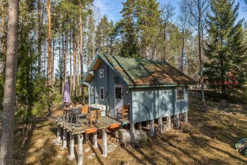 Такая избушка на сваях построена в Карелии, площадь всего 40 кв.  