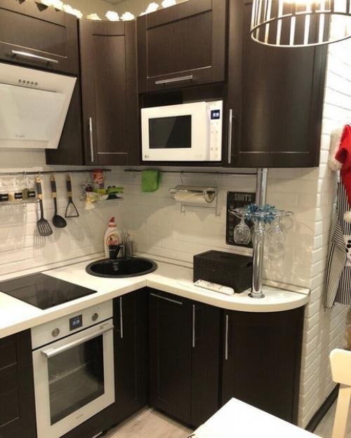 Кухня у нас хоть и маленькая, но мы всё равно постарались её оформить красиво и стильно. 03