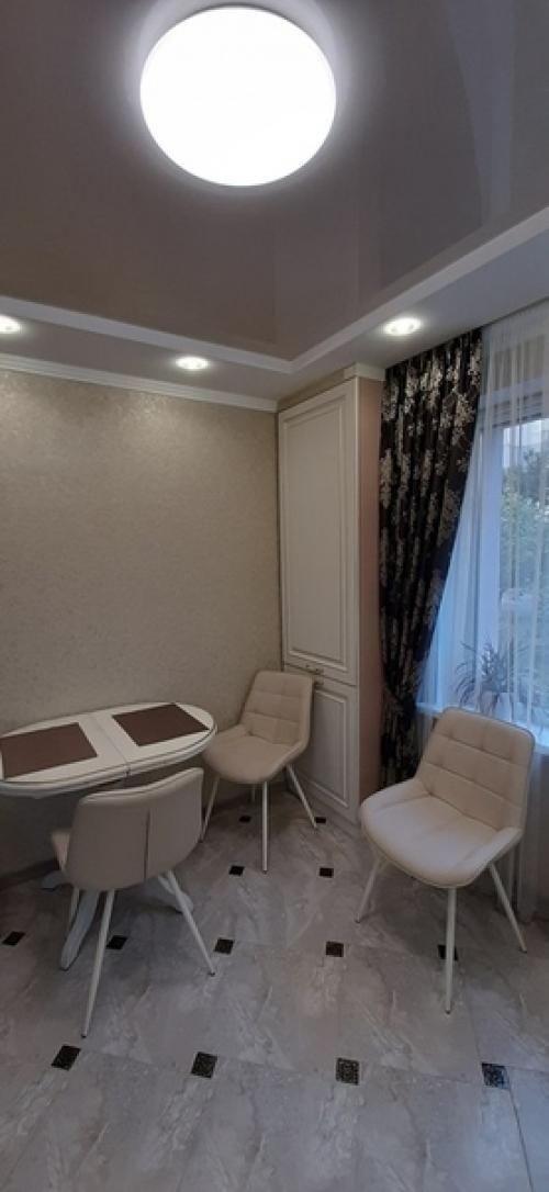 Моя кухня.  Выбрала светлый гарнитур, за 2 года не пожалела. 07