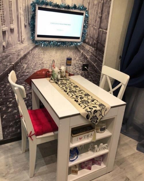 Кухня у нас хоть и маленькая, но мы всё равно постарались её оформить красиво и стильно. 06