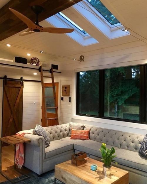 Небольшой загородный домик, но какой уютный.