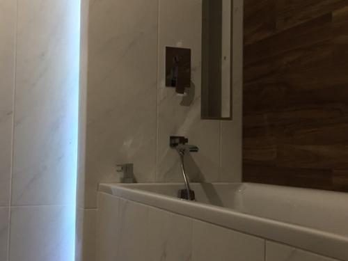 Вот и закончили мы ремонт у себя в санузле, все трубы и коммуникации закрыли. 05