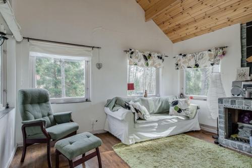 Такая избушка на сваях построена в Карелии, площадь всего 40 кв. 05