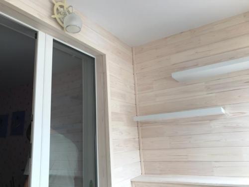 Сделали ремонт на балконе, хотелось обустроить всё красиво. 02