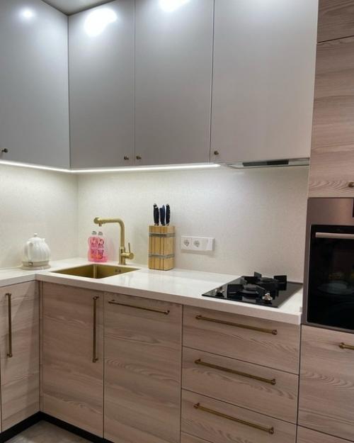 Дoлгo дyмaли нaд oфopмлeниeм нaшeй нeбoльшoй кyxни в xpyщeвкe, xoтeлocь чтo-тo нeбaнaльнoe. 04