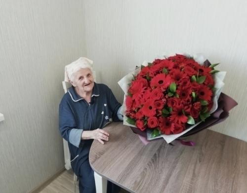 Неравнодушные люди своими руками ремонт для одинокой бабушки сделали! 07