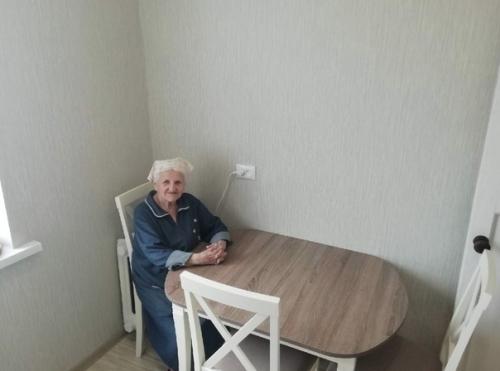 Неравнодушные люди своими руками ремонт для одинокой бабушки сделали! 06