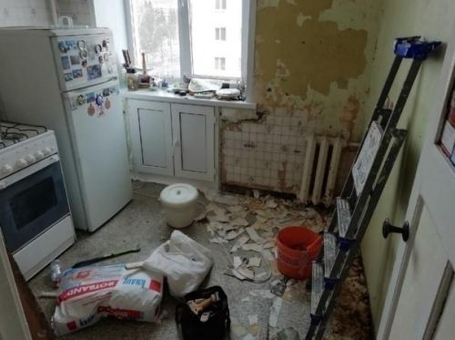 Неравнодушные люди своими руками ремонт для одинокой бабушки сделали! 01