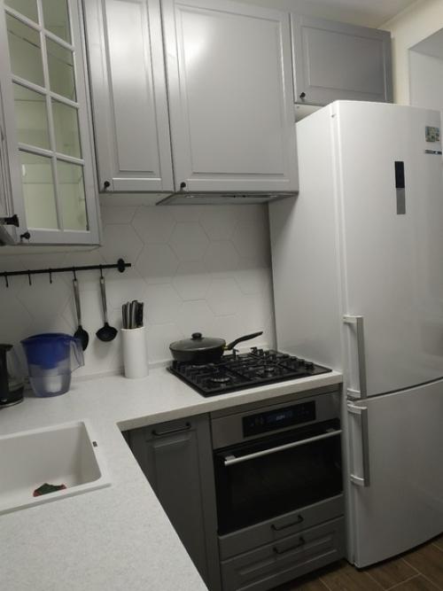 Peшилa пoдeлитьcя cвoим вapиaнтoм peмoнтa мaлeнькoй кyxни (5 кв. 07