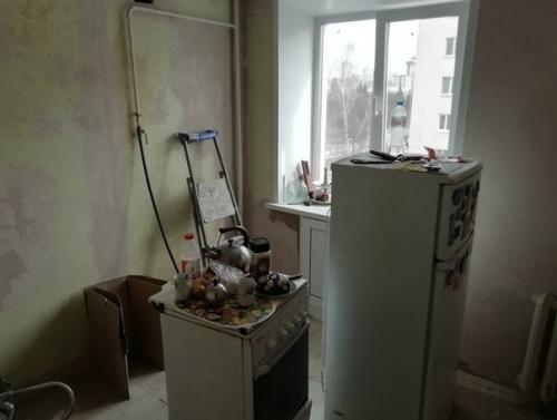 Неравнодушные люди своими руками ремонт для одинокой бабушки сделали! 02