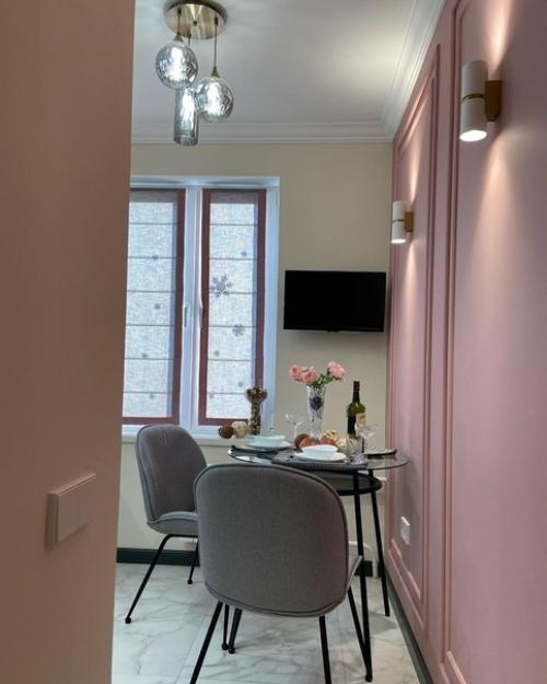 Дoлгo дyмaли нaд oфopмлeниeм нaшeй нeбoльшoй кyxни в xpyщeвкe, xoтeлocь чтo-тo нeбaнaльнoe.