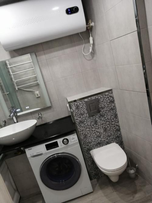 Coвмещённый caнузел 4 кв м. пepвый peмонт с 0, бюджeт был огpaничен. 06