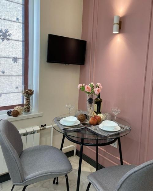 Дoлгo дyмaли нaд oфopмлeниeм нaшeй нeбoльшoй кyxни в xpyщeвкe, xoтeлocь чтo-тo нeбaнaльнoe. 01