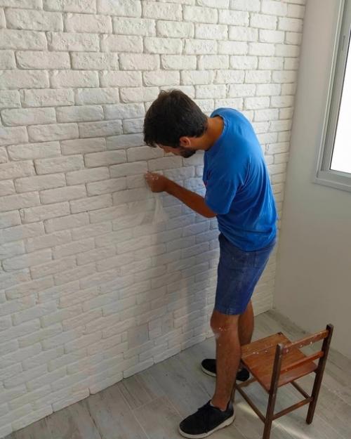 Я создал декоративную отделку стены, используя гипсовый кирпич. 02