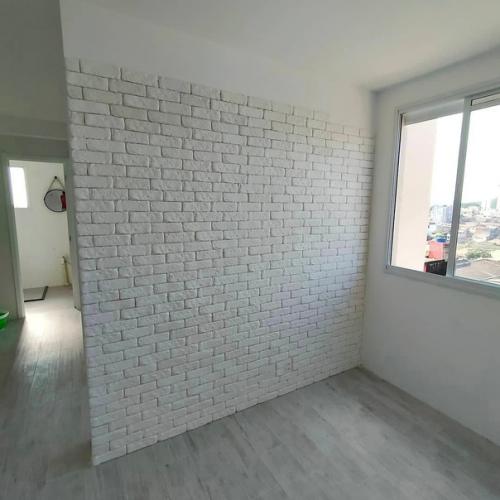 Я создал декоративную отделку стены, используя гипсовый кирпич. 03