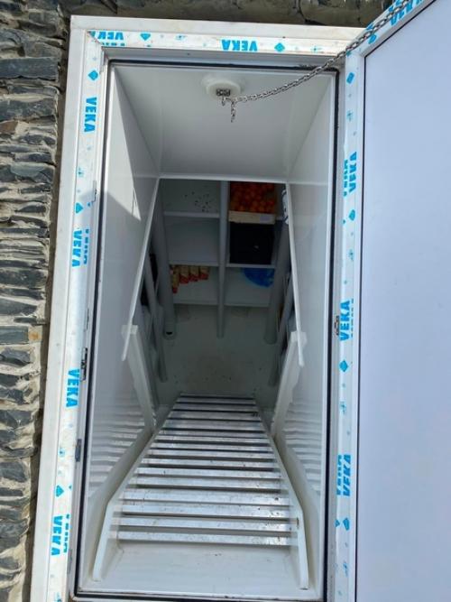 Был установлен современный погреб на даче. 02